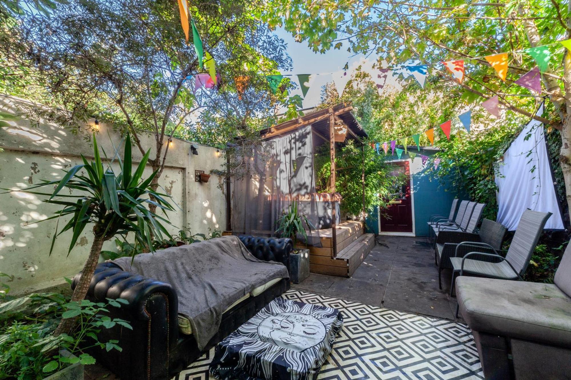 Double Room W/Projector & Garden Hot Tub Лондон Экстерьер фото
